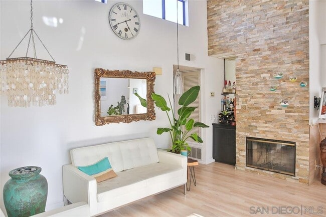Building Photo - Light, Bright + Airy 2 Bed, 2 Bath Second Floor Condo in Highly Desirable Hillcrest!