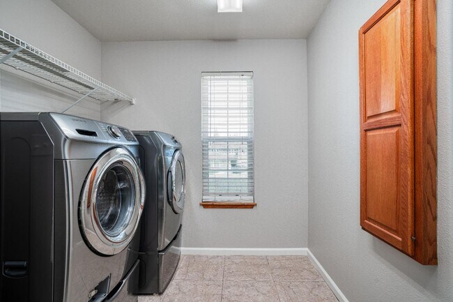 Building Photo - Perfect 6/3 Clovis Home for Large Family!