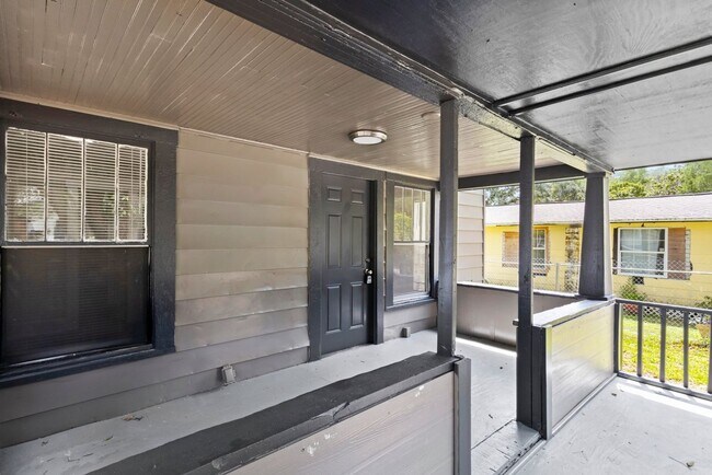 Building Photo - Spacious 3bdrm/1bath Home with large yard ...