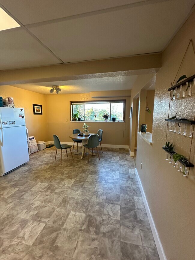 Building Photo - 520 Olympic Ave