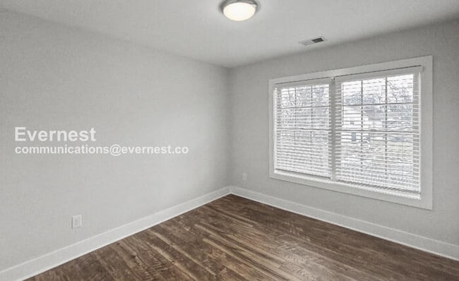 Building Photo - 4 Bed/2.5 Bath Home with Garage / Pet-Friendly / Available Now!