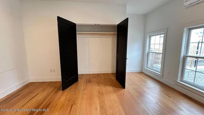 Building Photo - 406 Main St