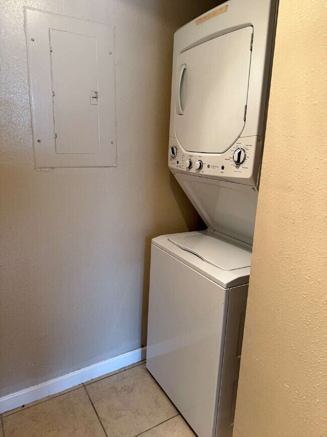 Building Photo - Beautiful two bed/1.5 bath in the heart of Alamo Heights