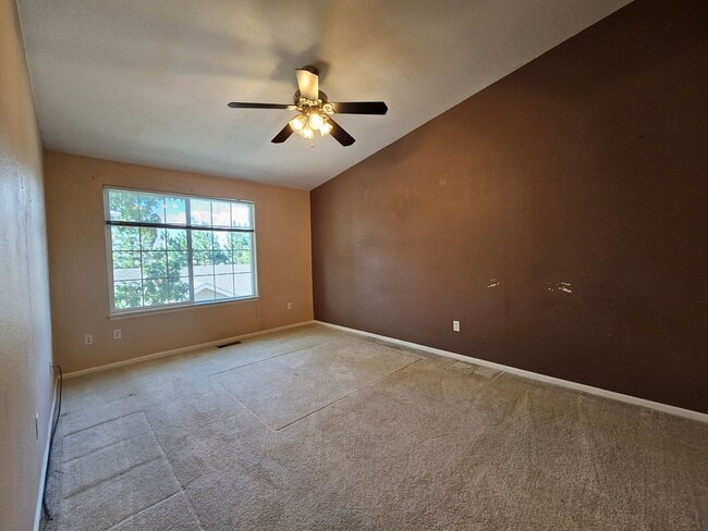 Building Photo - Beautiful Townhome - Great Location - Gara...