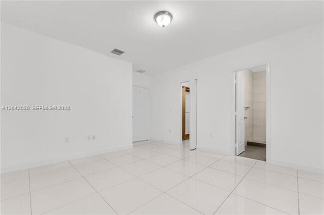 Building Photo - 1029 SW 11th Ave
