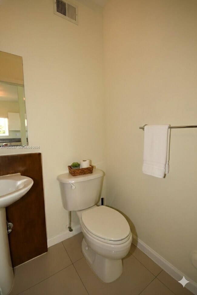 Building Photo - 2780 SW 33rd Ave