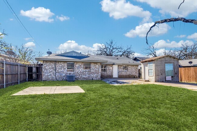 Building Photo - Spacious 4 Bed, 2 Bath Single-Story Gem in Dallas' Pleasant Grove – Move-In Ready and Available Now!