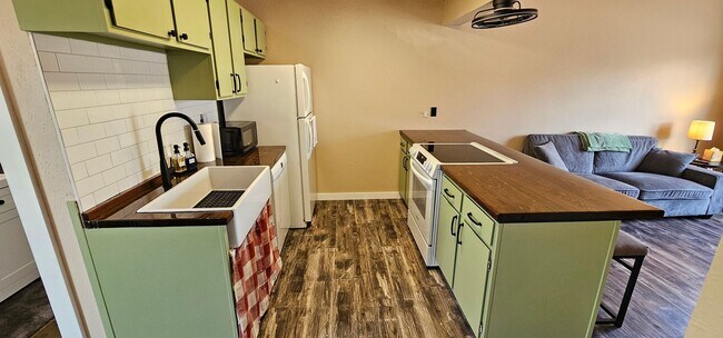Building Photo - Fully Furnished, All Utilities Included, Dog Friendly 1 Bed 1 Bath Available Now!