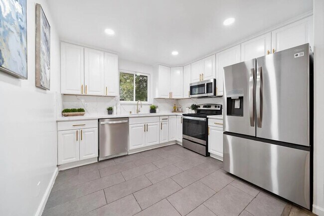 Building Photo - SUNNYVALE - Updated 3B/2B Single Family Home