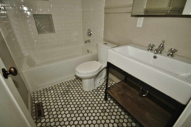 Building Photo - 1606 Bingham St