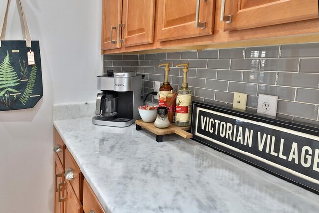 Building Photo - 398 W 5th Ave