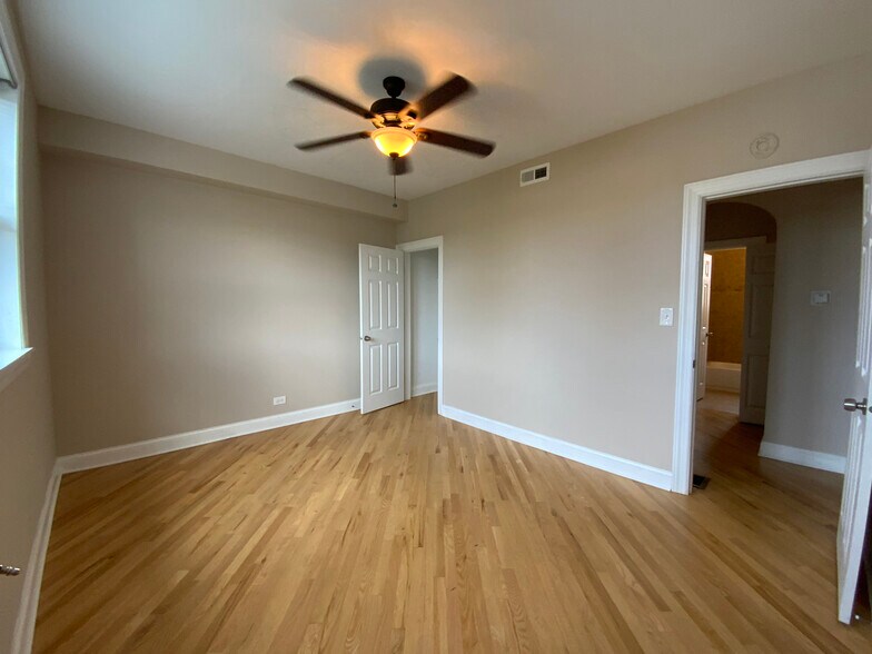 Building Photo - 894 Green Bay Rd