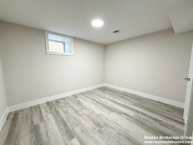 Building Photo - 10 Cawfield St