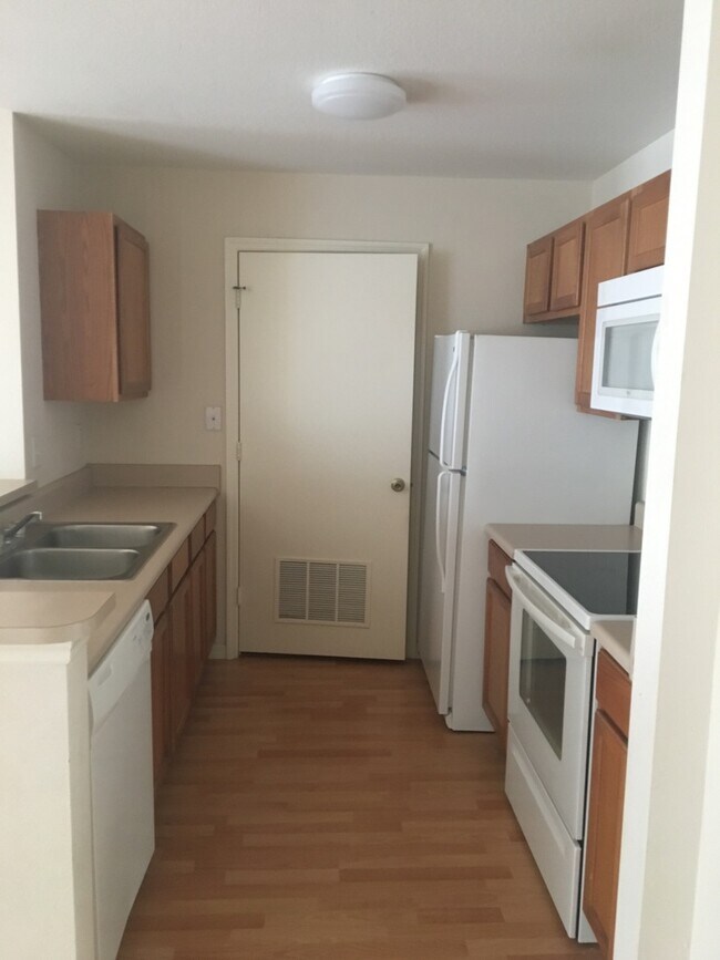 Building Photo - Upper Unit 2/2 available in Naples! Annual Rental!