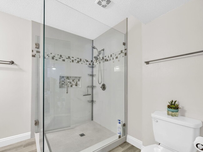 Building Photo - 1061 Quail Hollow Dr