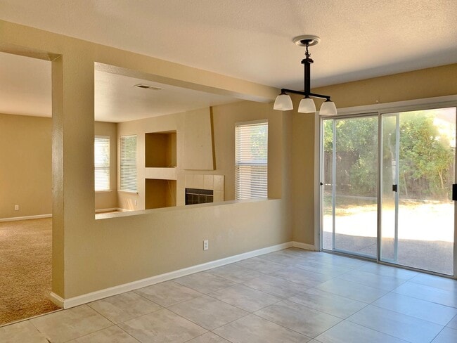 Building Photo - 4 Bedroom Home in Hollister