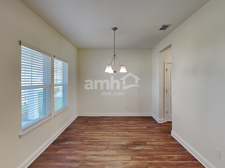 Building Photo - 3302 Roundabout Dr