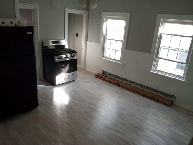 Building Photo - 127 1st St