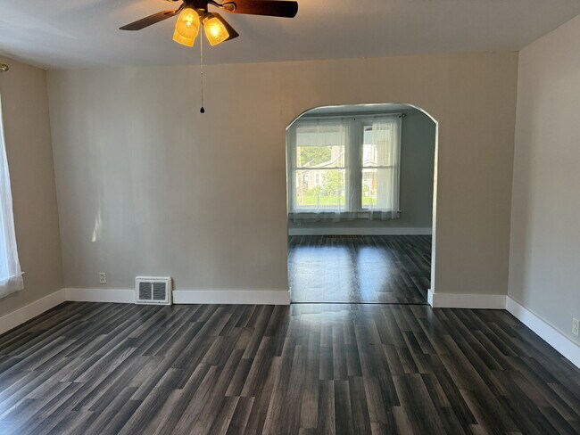 Building Photo - Charming 4 Bedroom Home with 2 Full Baths in Grand Rapids