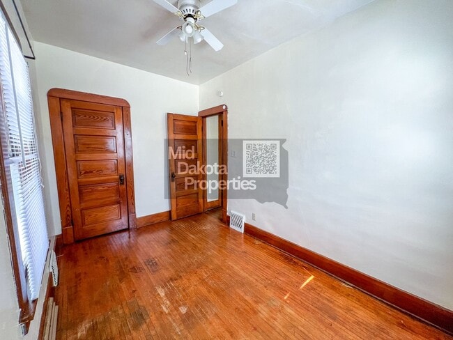 Building Photo - 933 E 5th-3 Bedroom House