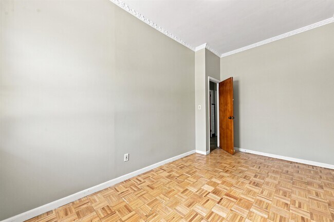 Building Photo - 129 W 28th St