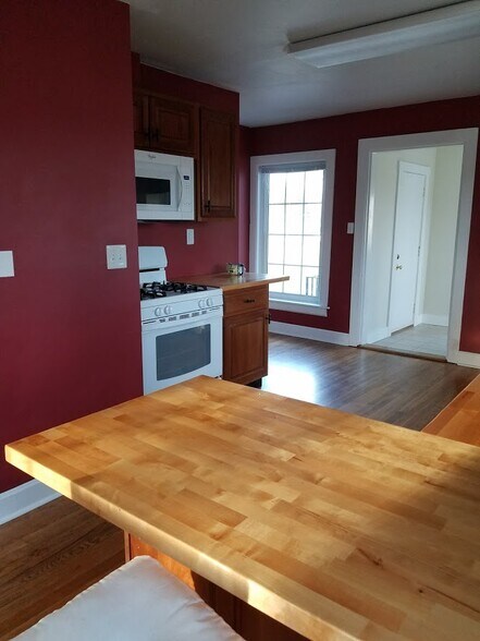 Kitchen - 3400 Tower Ln