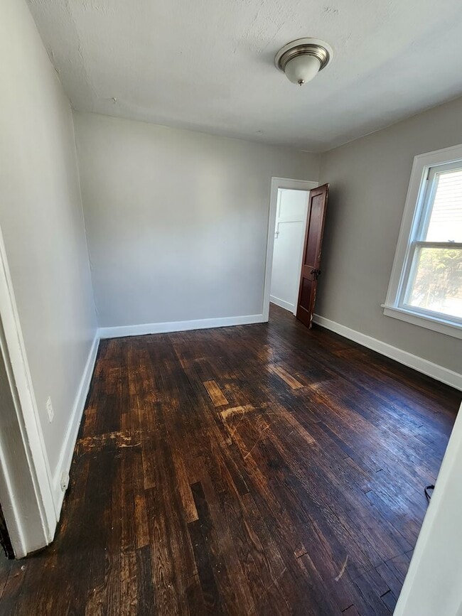 Building Photo - 3 Bedroom 1st Floor For Rent