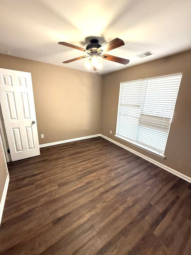 Building Photo - ** 4 Bed 2 Bath located in Park Lake ** Ca...