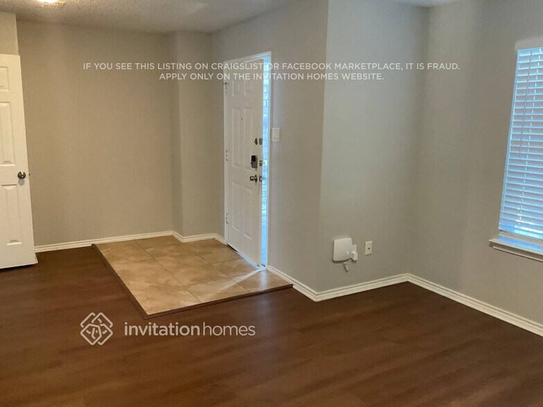 Building Photo - 910 Simi Dr