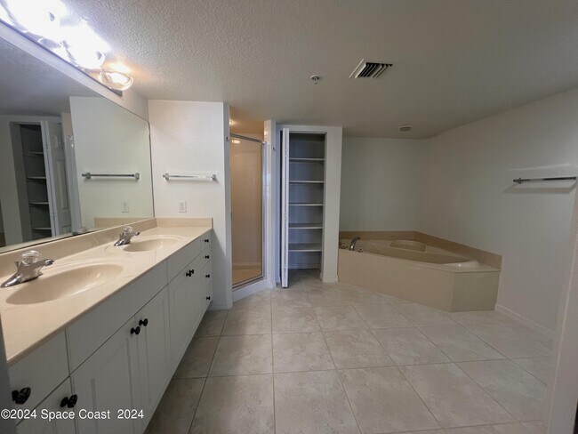 Building Photo - 7048 Sevilla Ct