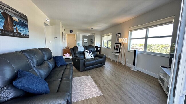 Building Photo - 1630 N Ocean Blvd