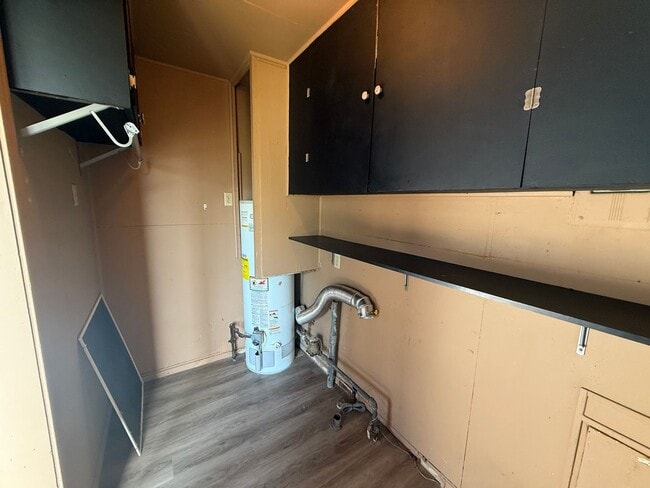 Building Photo - Two Bedroom, One Bathroom Home! Located Cl...