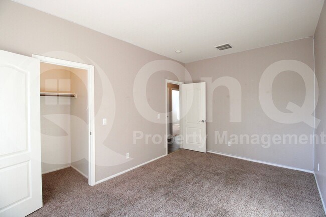 Building Photo - 11434 E Cliffrose Ln