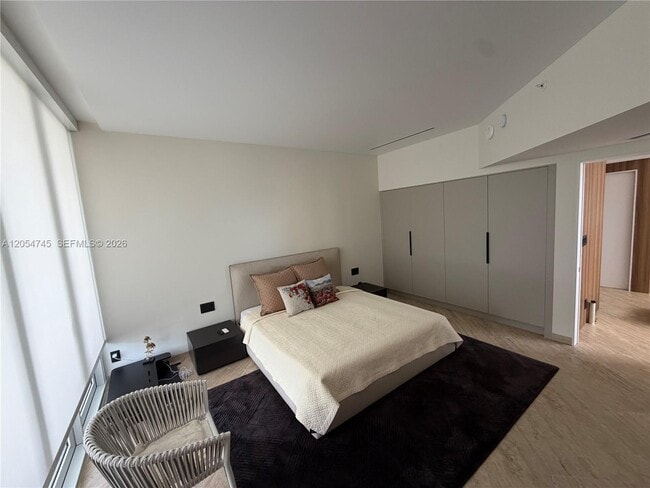 Building Photo - 16425 Collins Ave