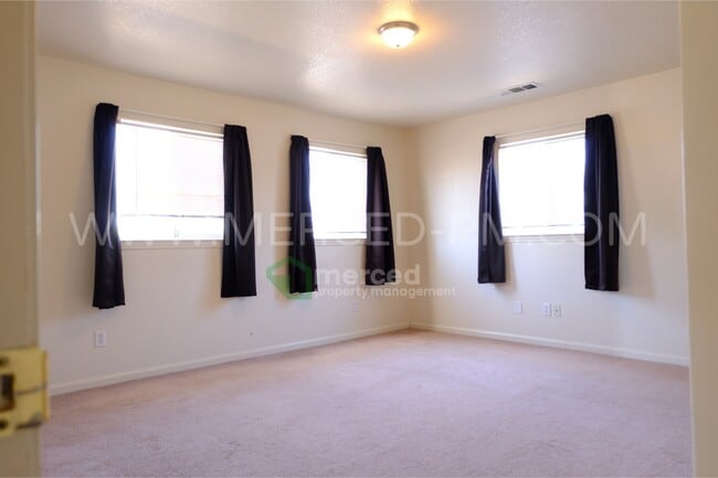 Building Photo - 15290 Sunset Dr