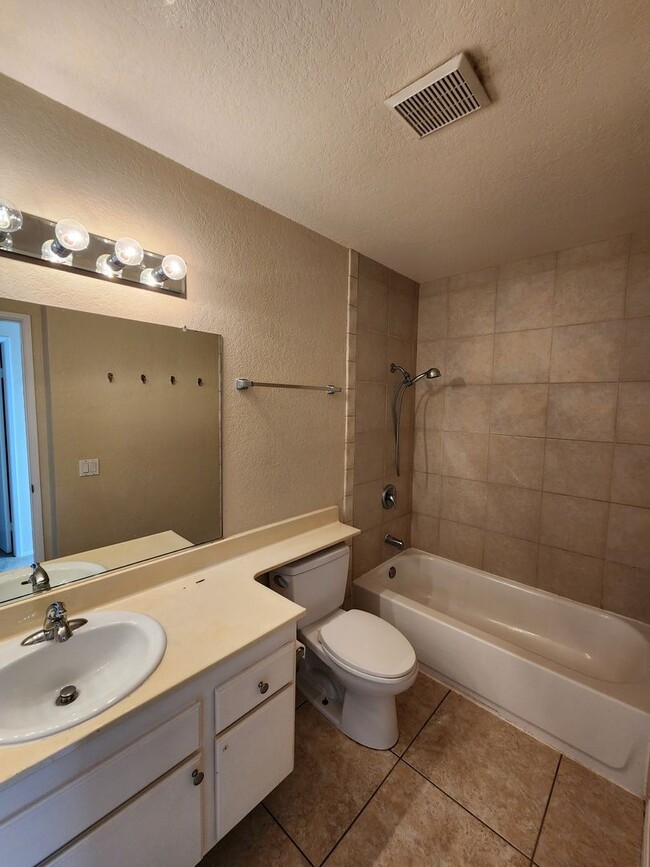 Building Photo - 4 BD/2.5 BA Two Story Townhouse in Timberl...