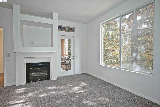 Building Photo - 280 Caldecott Ln