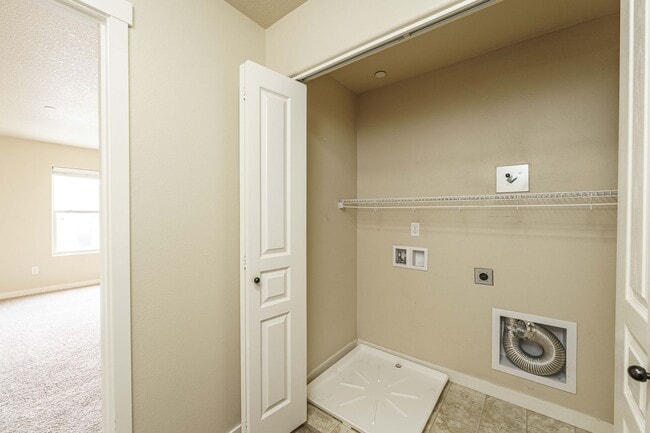 Building Photo - ASK ABOUT ONE MONTH FREE SPECIAL - Ask Us How! 3 Bedroom 2.5 Bath Townhome - Convenient Ridgefiel...