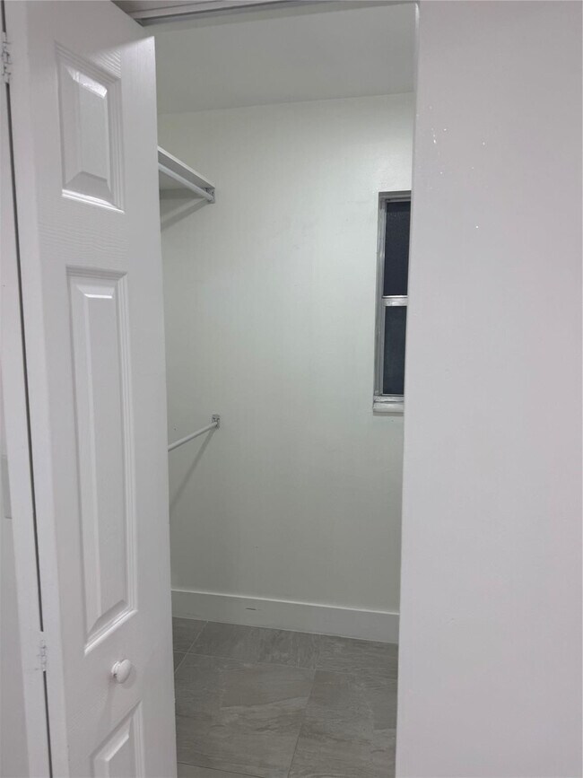 Building Photo - 5515 N Lakewood Cir