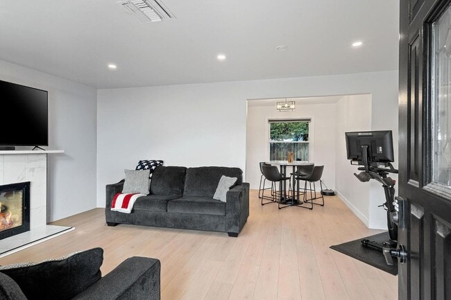 Building Photo - 8 17th St