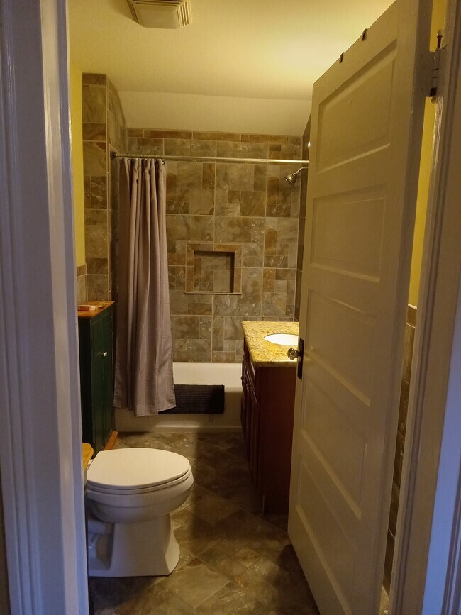 Building Photo - 1010 Louisa St