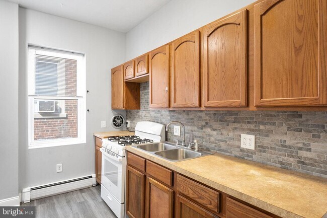 Building Photo - 246 W Abbottsford Ave