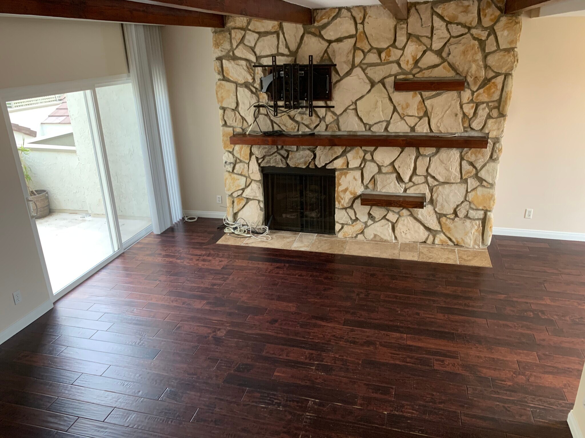 Livingroom and fireplace - 1232 Stanford St