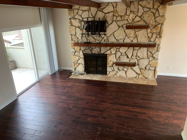 Livingroom and fireplace - 1232 Stanford St