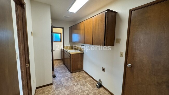 Building Photo - 3 BD I 3.5 BA Home - Separate Living Areas