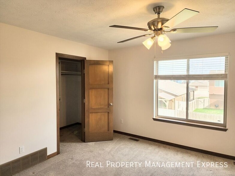 Building Photo - 3 Bedroom 2.5 Bathroom Townhome