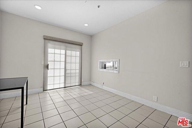Building Photo - 825 Larrabee St