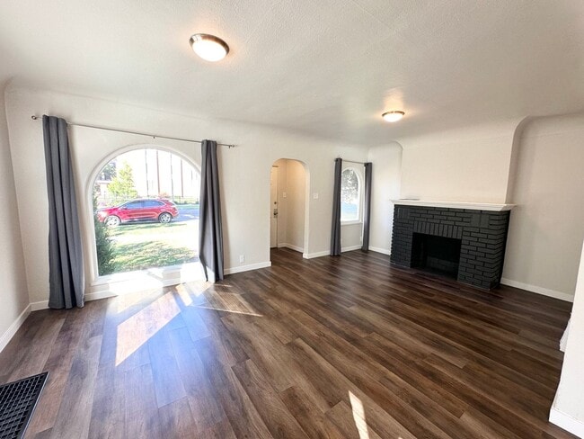 Building Photo - Adorable remodeled in 2023 2 bedroom 1 bathroom duplex available soon!