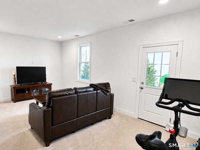 Building Photo - 14 E Cross Trail