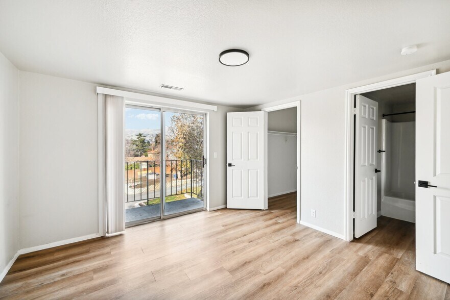 Bedroom with balacony - 350 S Elizabeth St